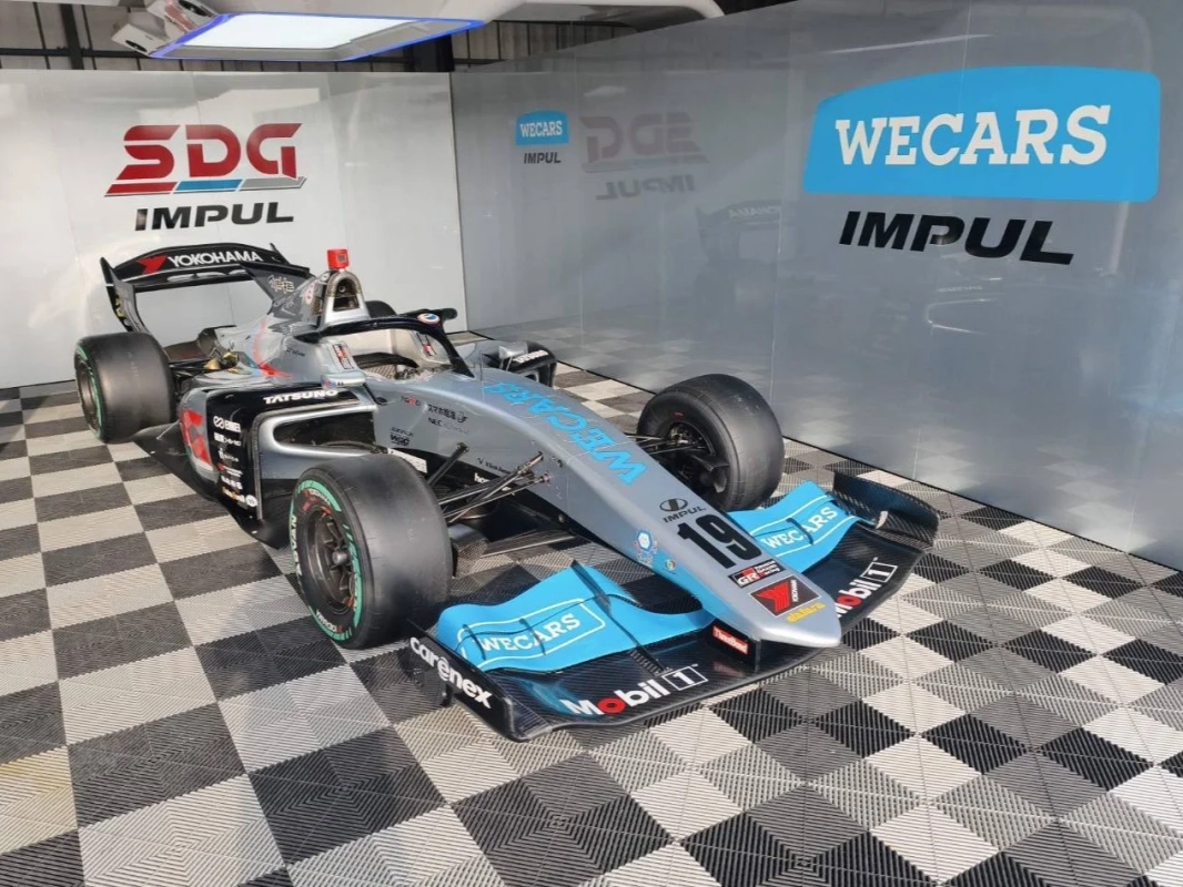 レーシングカーが展示された様子