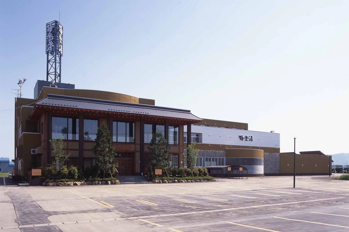 広い駐車場がある和風の温泉施設「桜湯」