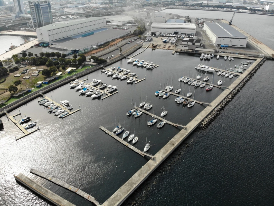 多数のヨットやボートが停泊している広大なマリーナを空から捉えた画像です。