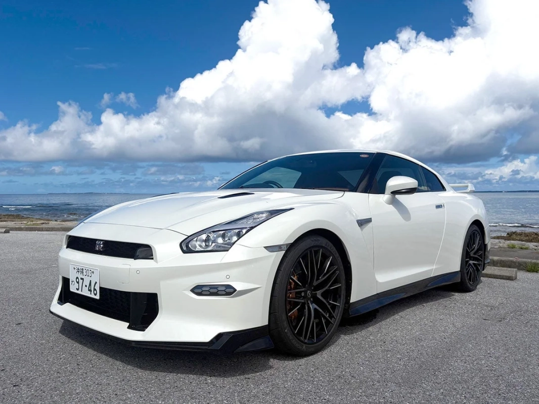 白い日産GT-R