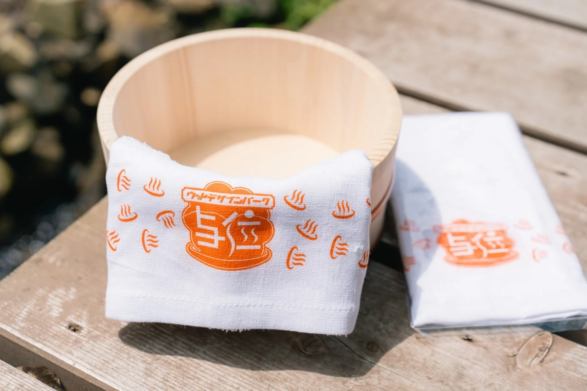 ウッドデザインパークの温泉用桶と手ぬぐい