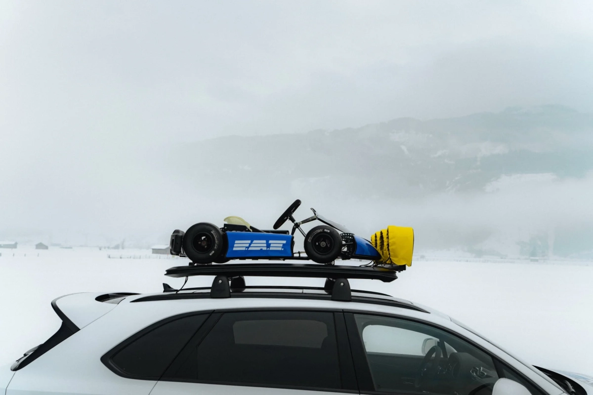 白い車のルーフにゴーカート