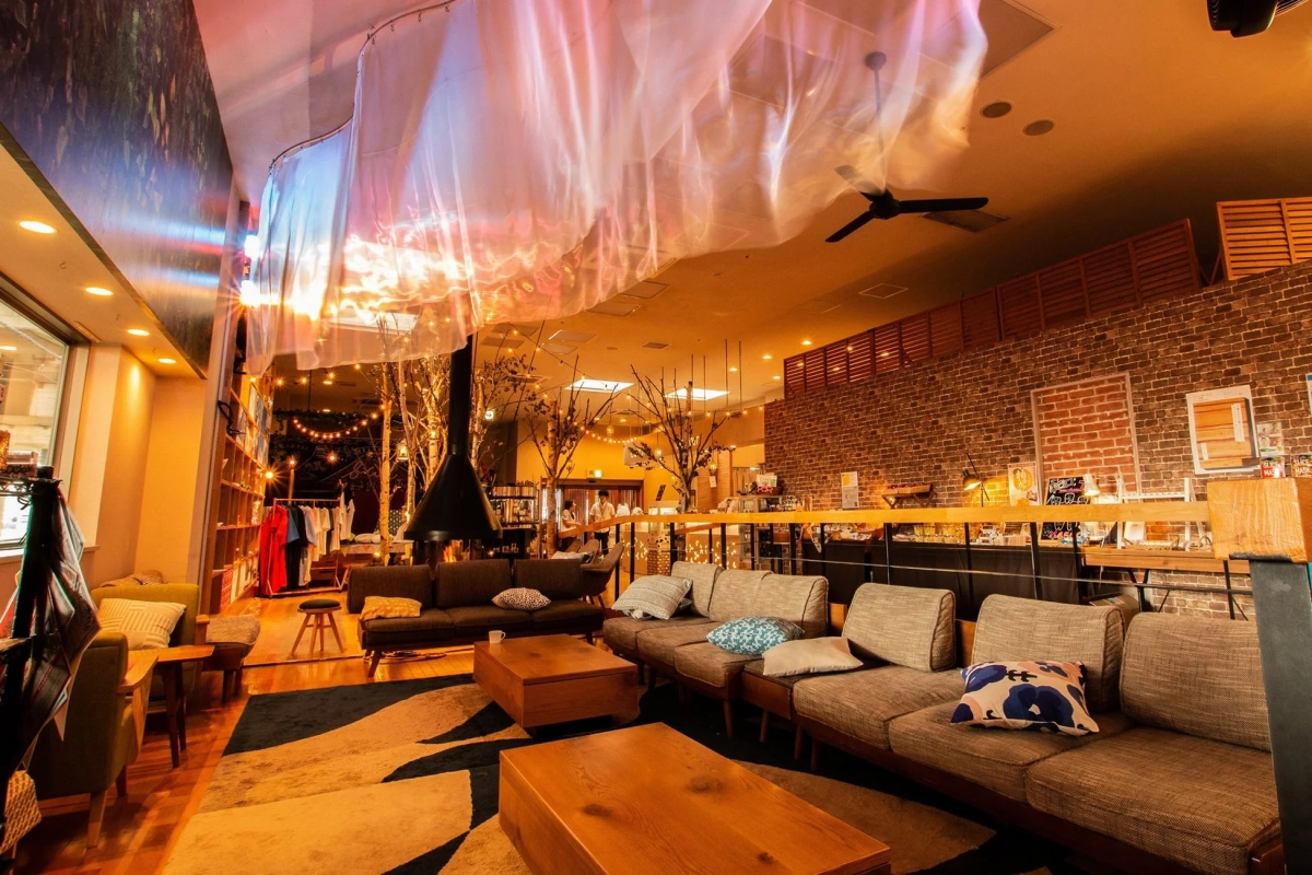 暖色系の照明と煉瓦壁が特徴のカフェラウンジ