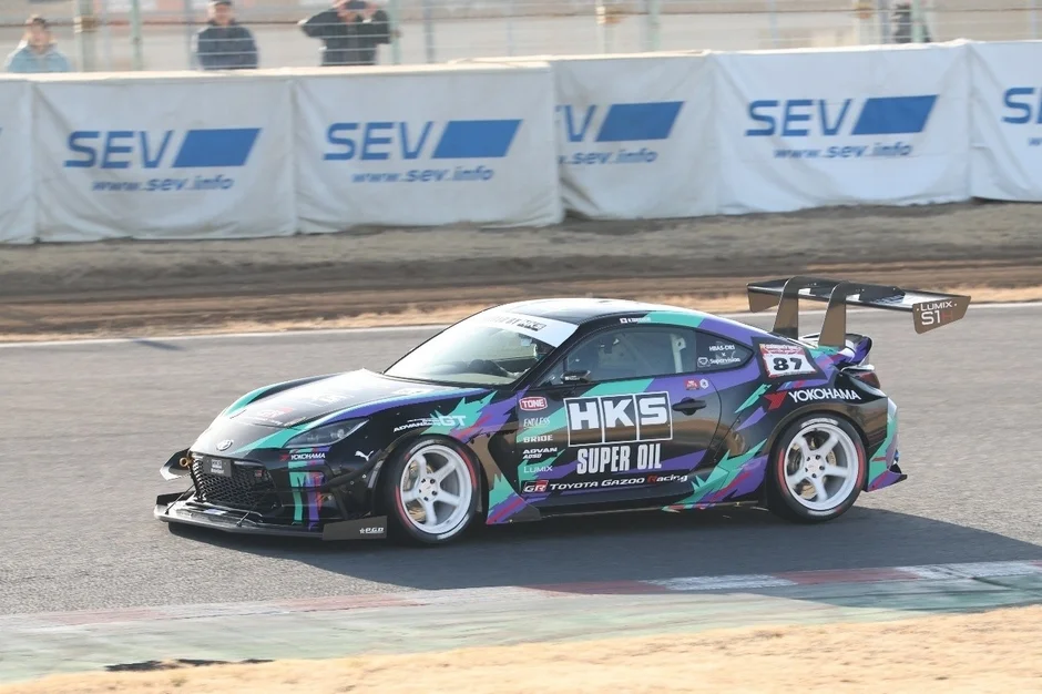 HKS Racing Performer GR86がサーキットを走行する様子