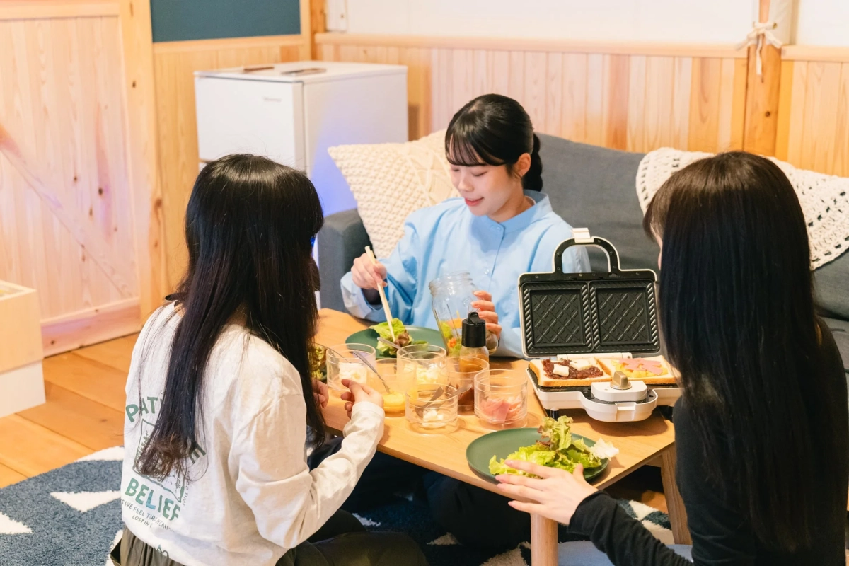 ホットサンドを囲んで食事を楽しむ女性たち
