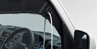 車外へ給電ケーブルを出す様子