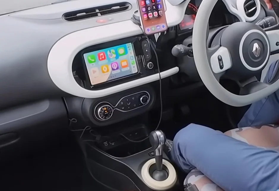 車内の運転席からの視点で、Apple CarPlayが表示されたインフォテイメントシステム