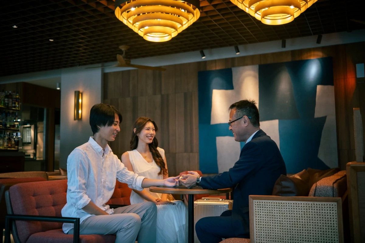 ホテルラウンジでの会話