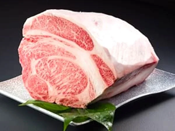 美しい霜降りの高級和牛の塊肉