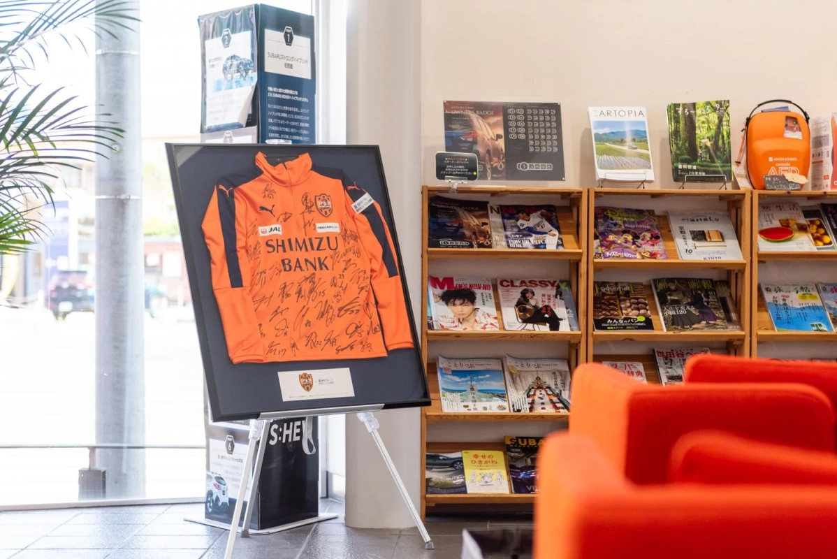 ショールームに展示されたサイン入りユニフォーム