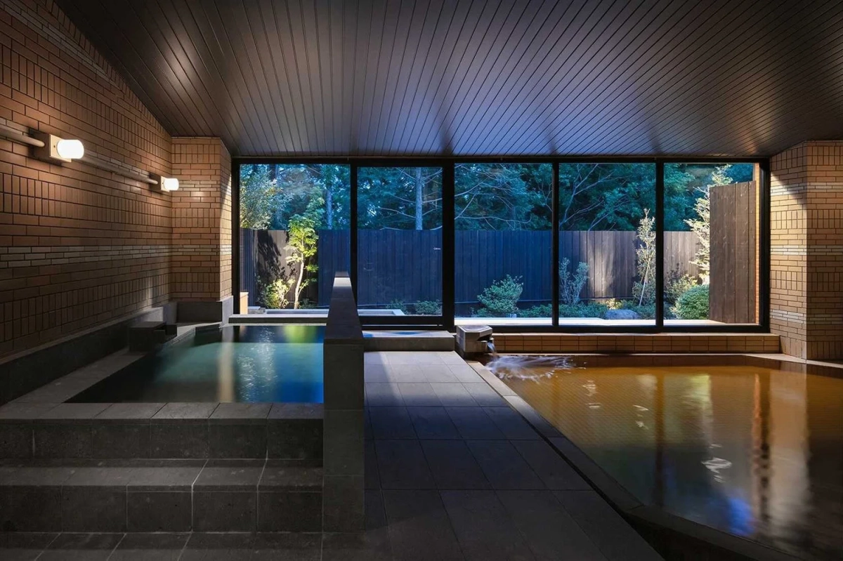 自然豊かな景色を望むモダンな温泉施設