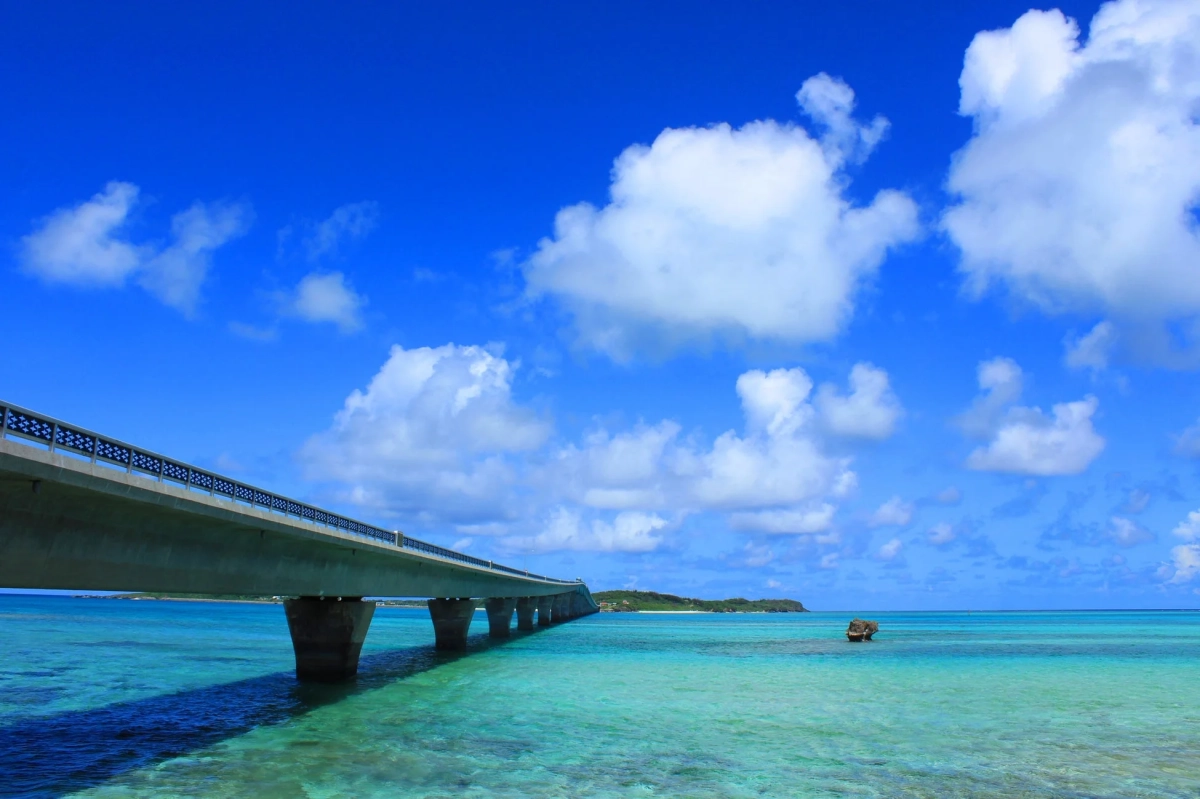 宮古島の美しい海に架かる橋