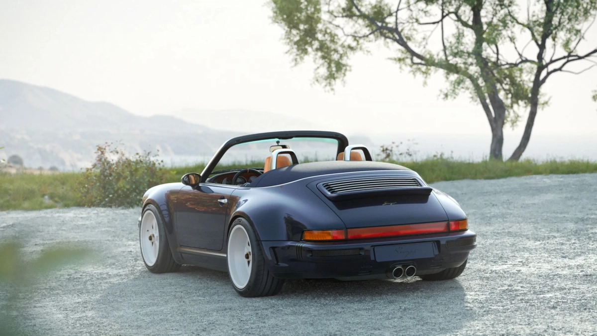 紺色のシンガー製ポルシェ911カブリオレが、砂利道に停められています