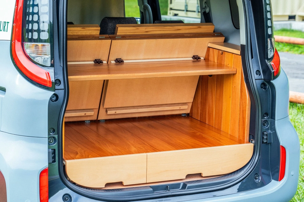 車の荷室に設置された木製の収納棚と床