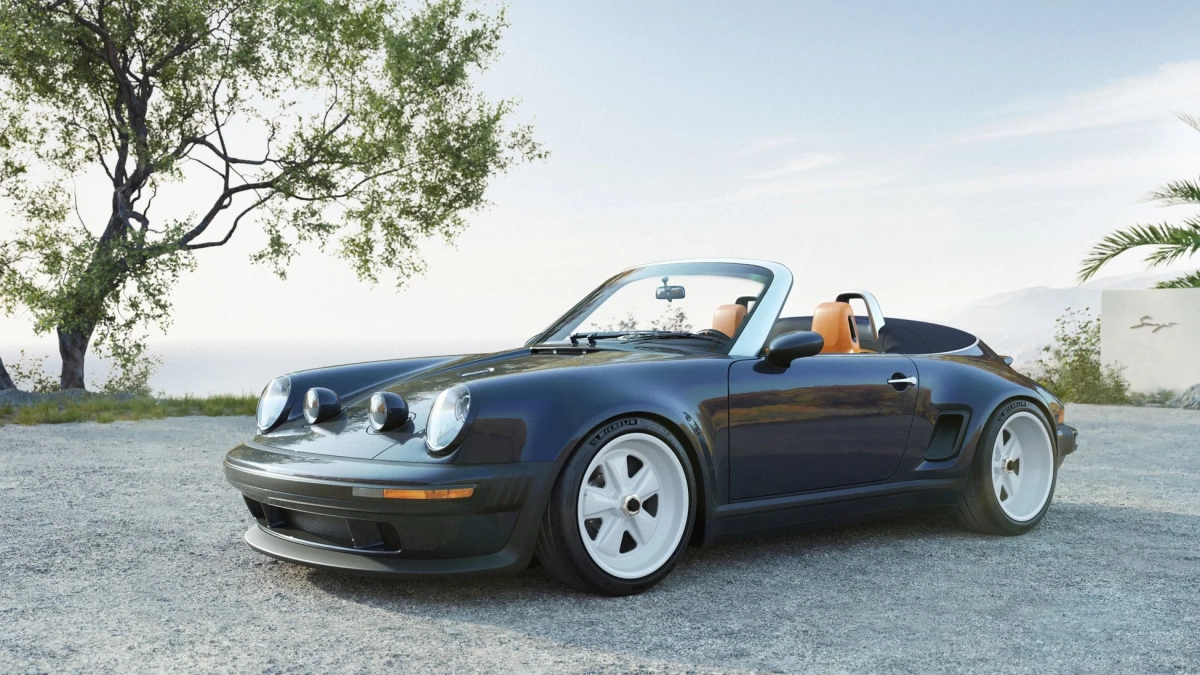 ダークブルーのカスタムされたポルシェ911カブリオレ