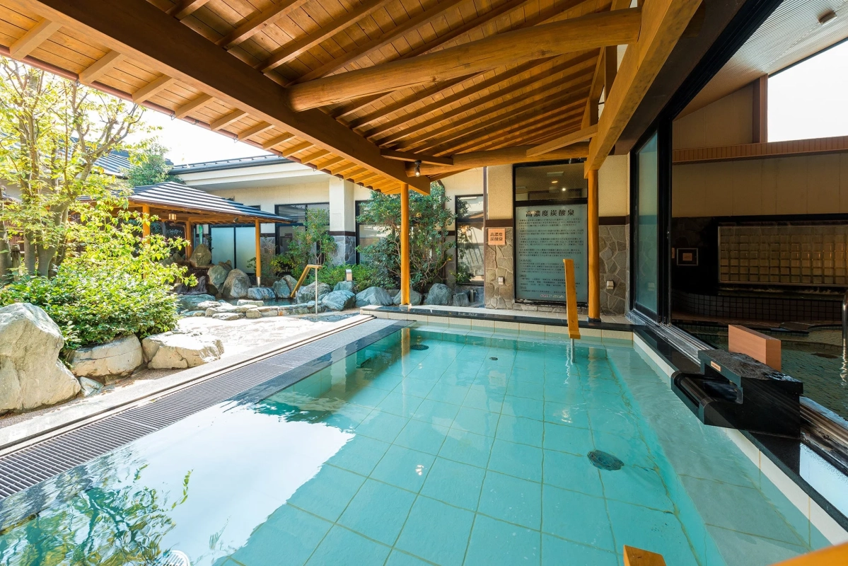 和風の開放的な露天風呂