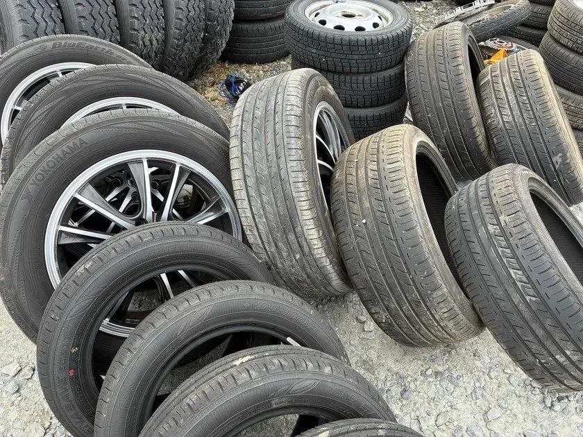 積み重ねられたタイヤとホイール