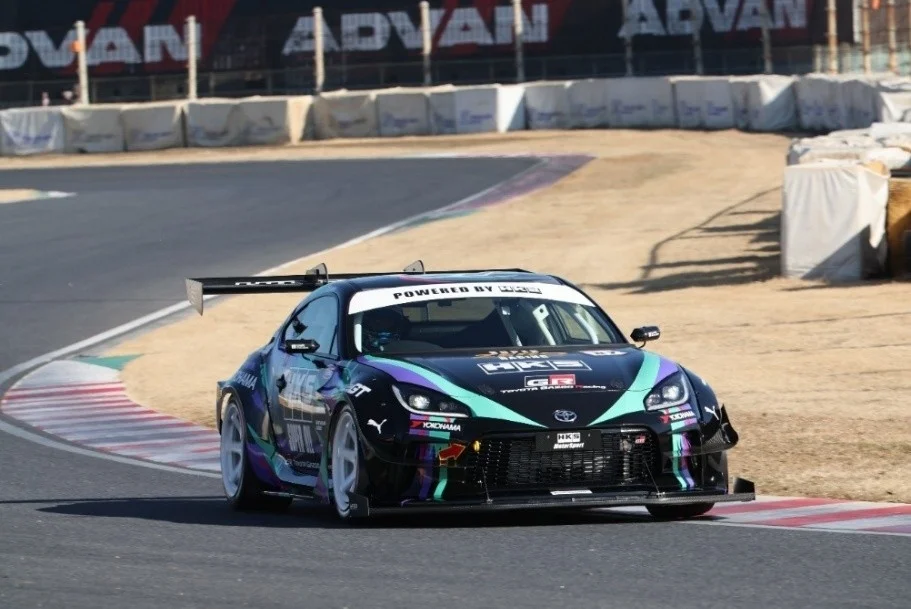 HKS Racing Performer GR86がサーキットを走行する様子