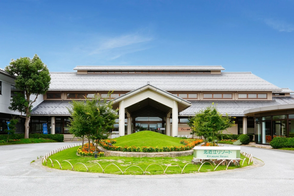 和風の屋根が特徴的な「北近江リゾート」の建物外観