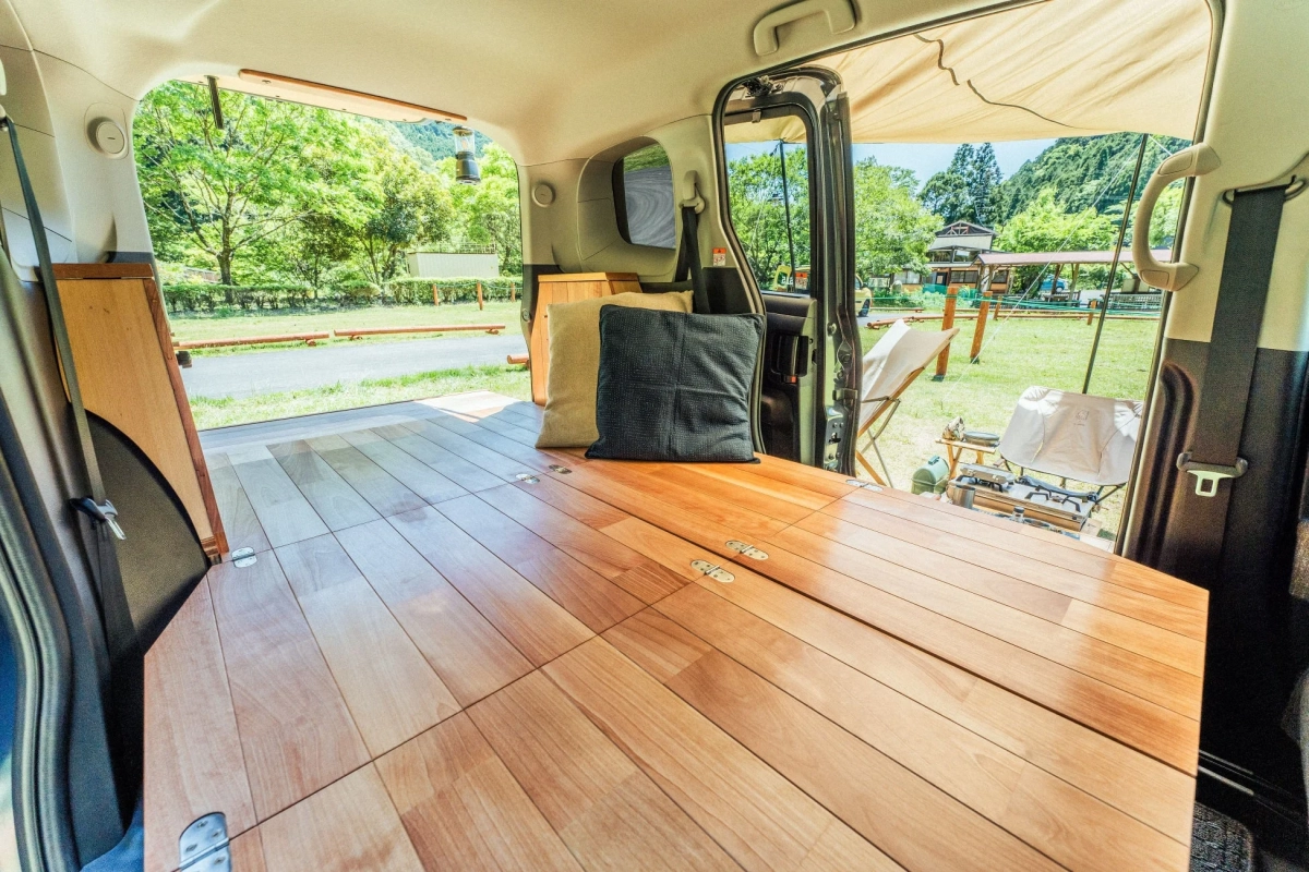木製フロアとクッションで快適な車中泊スペースに改造されたシエンタ