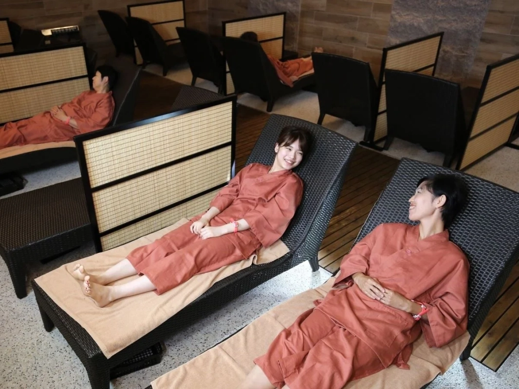 スパのリラクゼーションエリアでくつろぐ人々