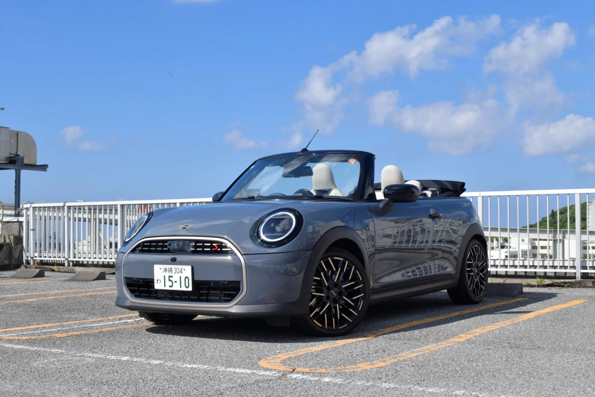 グレーのMINIコンバーチブル