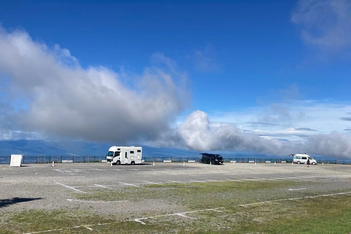 キャンピングカーが停まる雄大な山々の駐車場