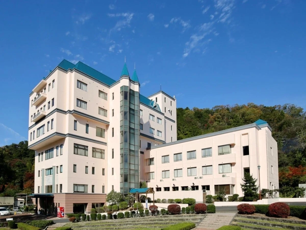 ピンクベージュ色のホテル外観