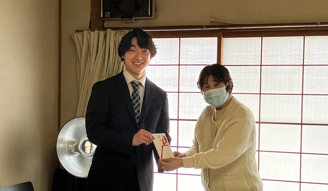 封筒の受け渡し