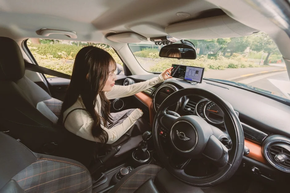 車内でディスプレイを操作する様子