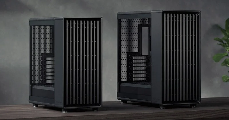 木製の台の上に置かれたPCケース