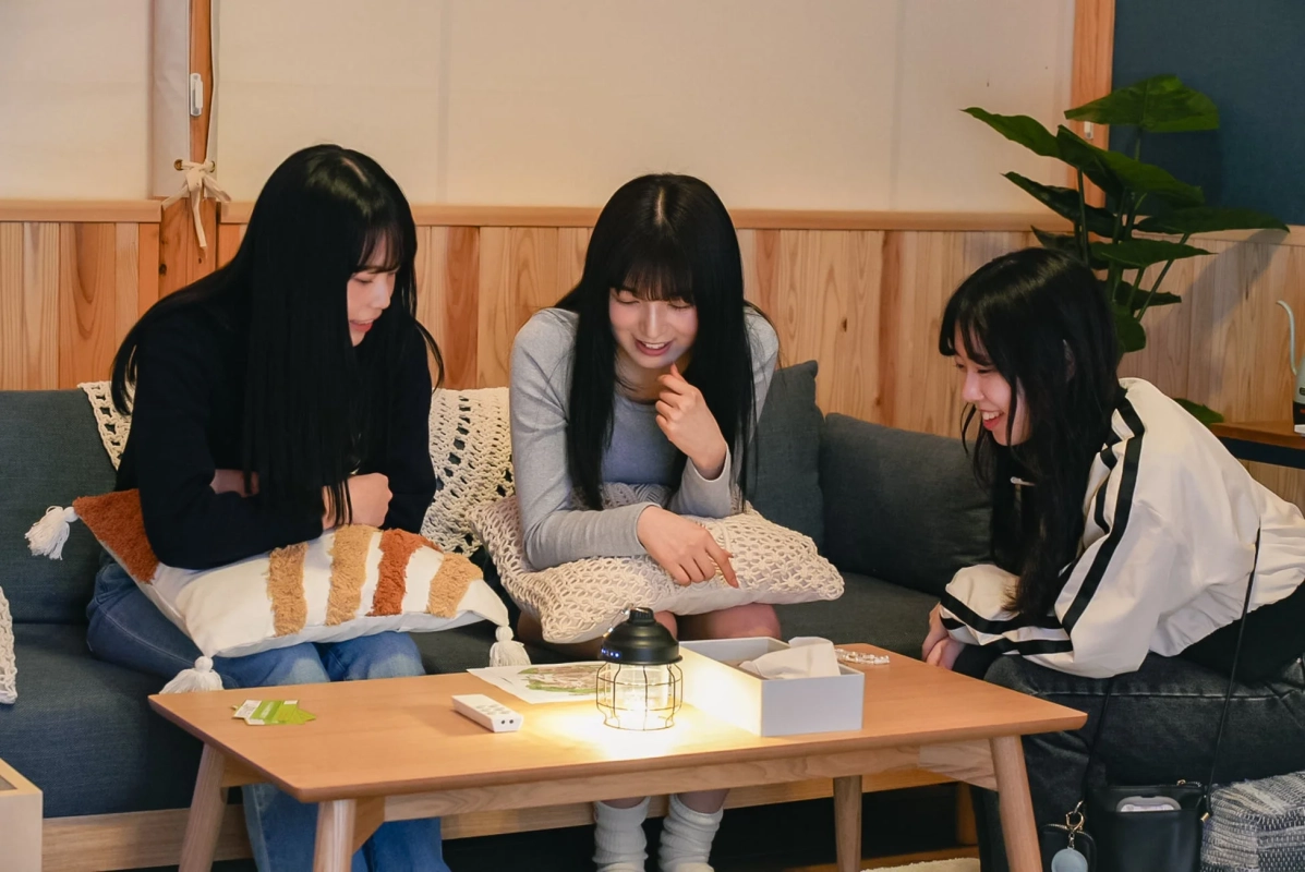 ソファで談笑する女性たち