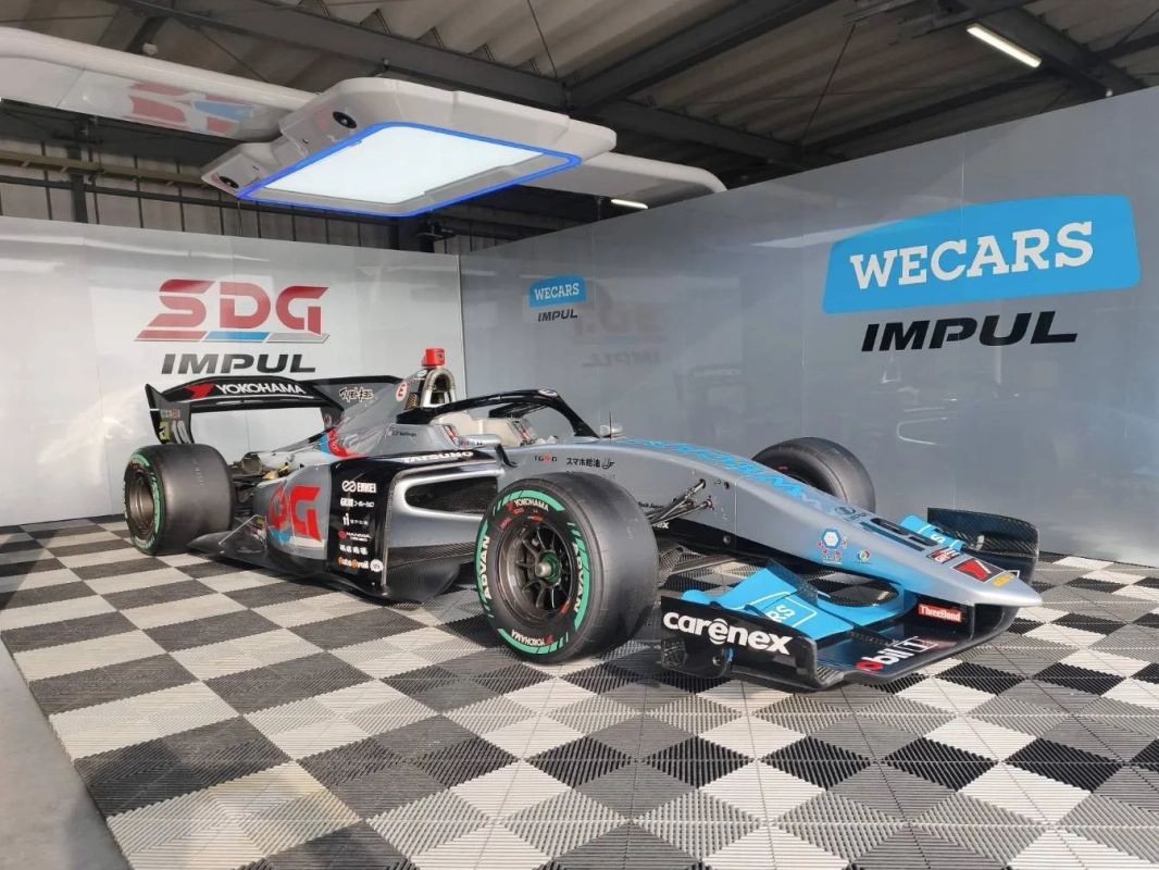 ガレージに展示されたレーシングカー