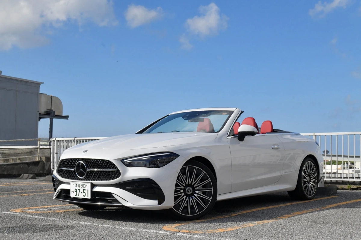 白いメルセデスベンツのカブリオレ