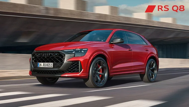 赤いアウディRS Q8が道路を走行している様子