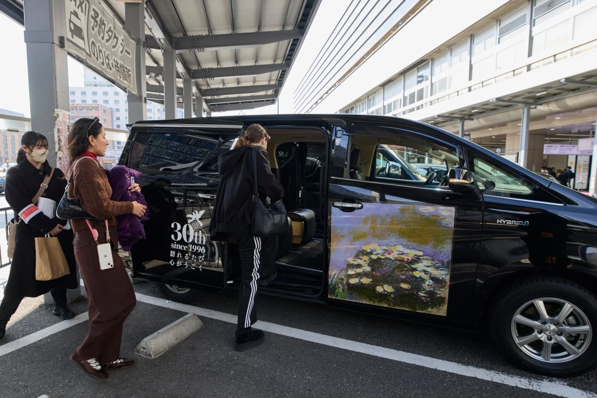 美術館への移動を待つ参加者とnommoc車両