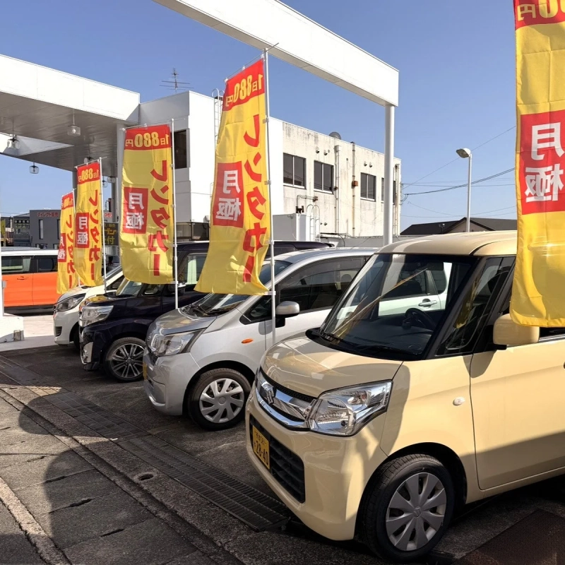 軽自動車が並ぶレンタカー店