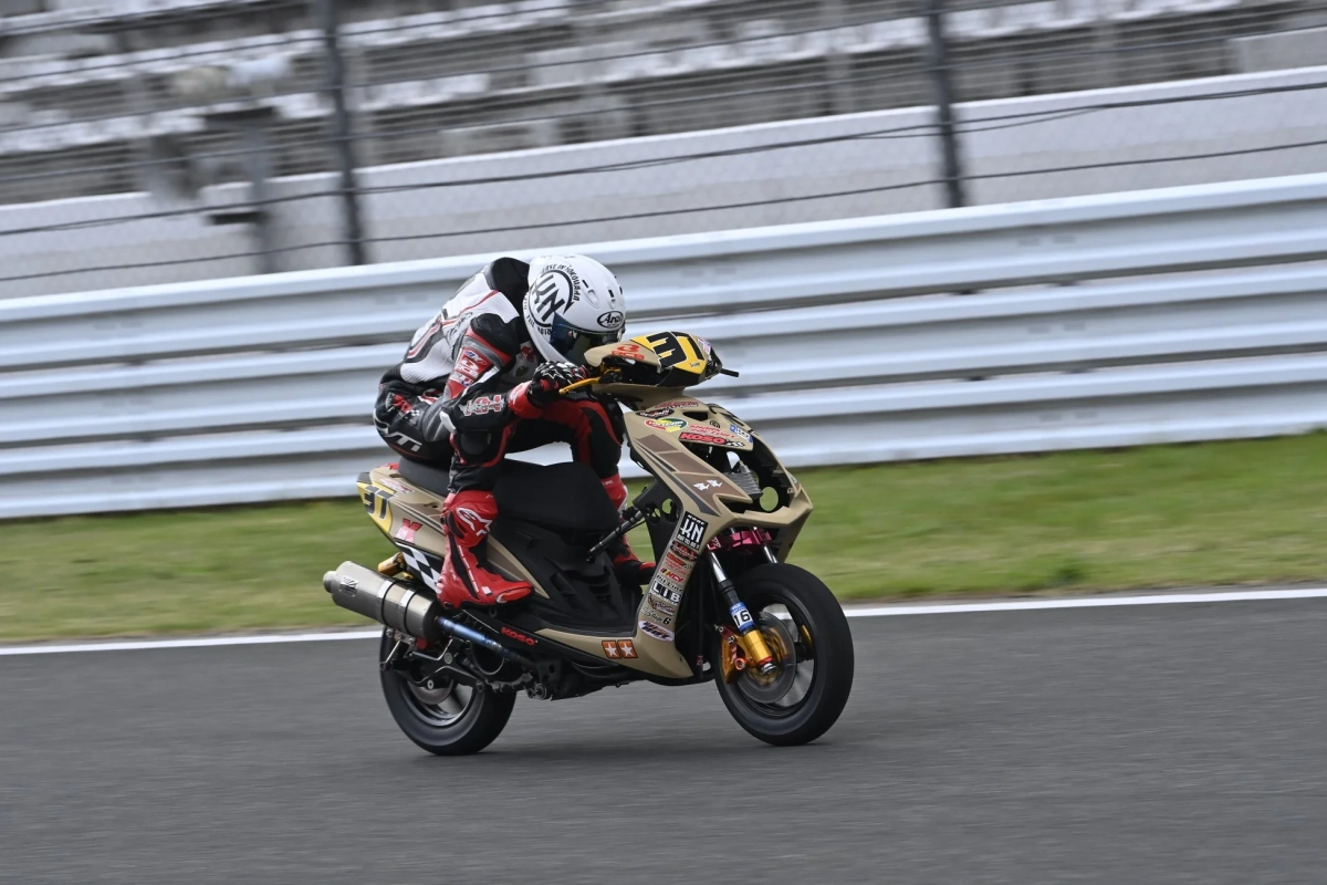 スクーターレースの様子