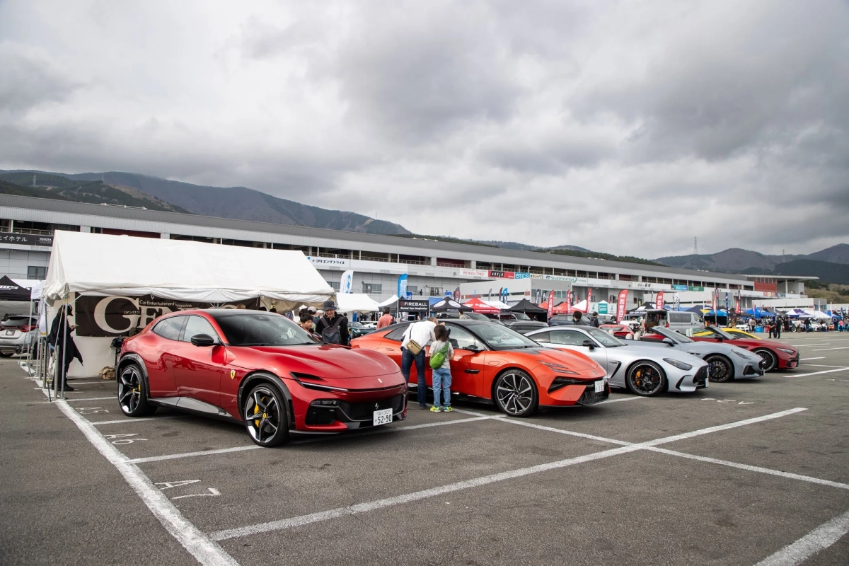 高級車の展示風景