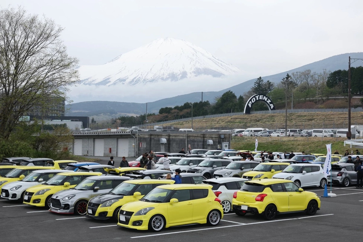 富士山を背景にしたスズキスイフトのイベント