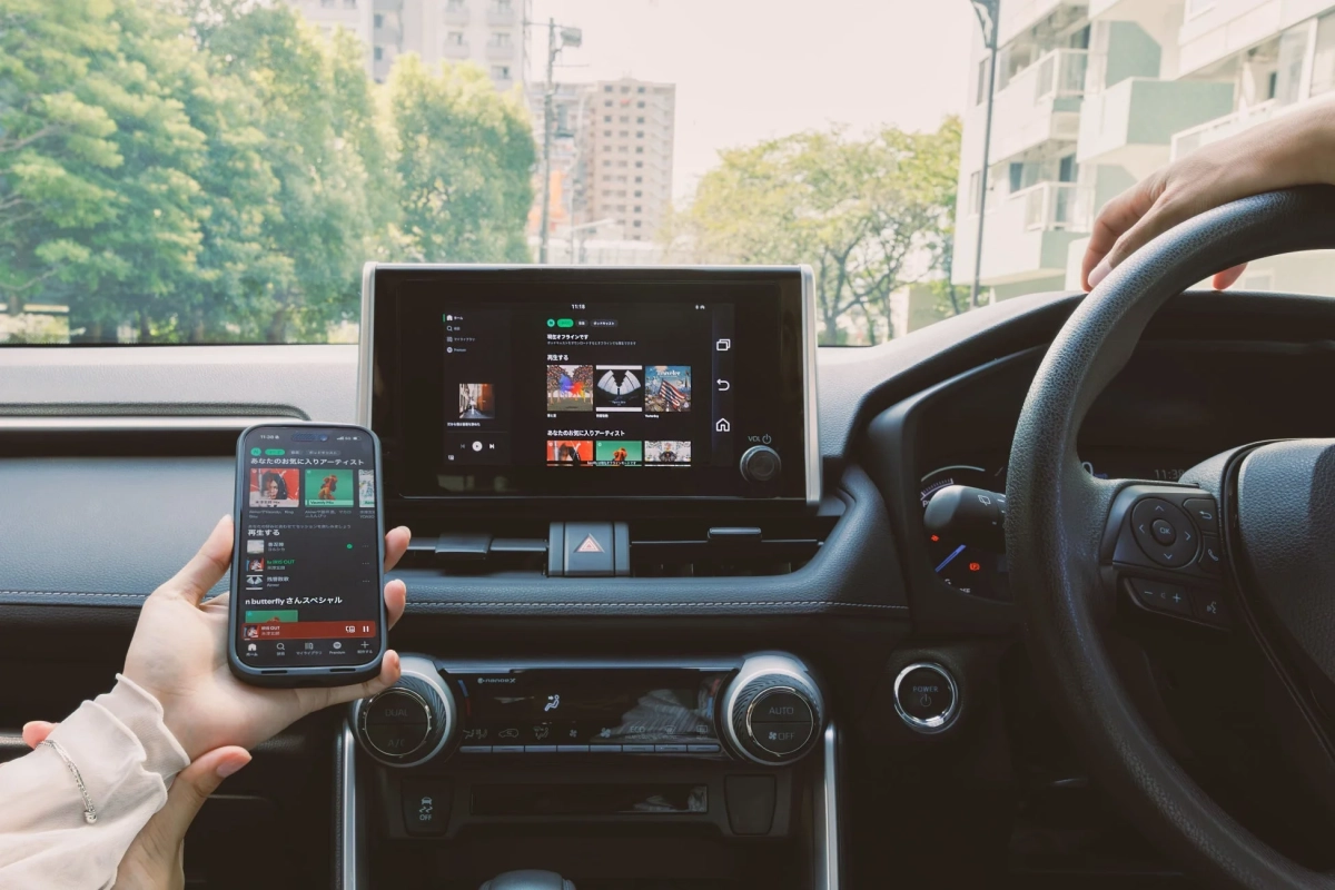 車内ディスプレイに音楽アプリが表示された様子