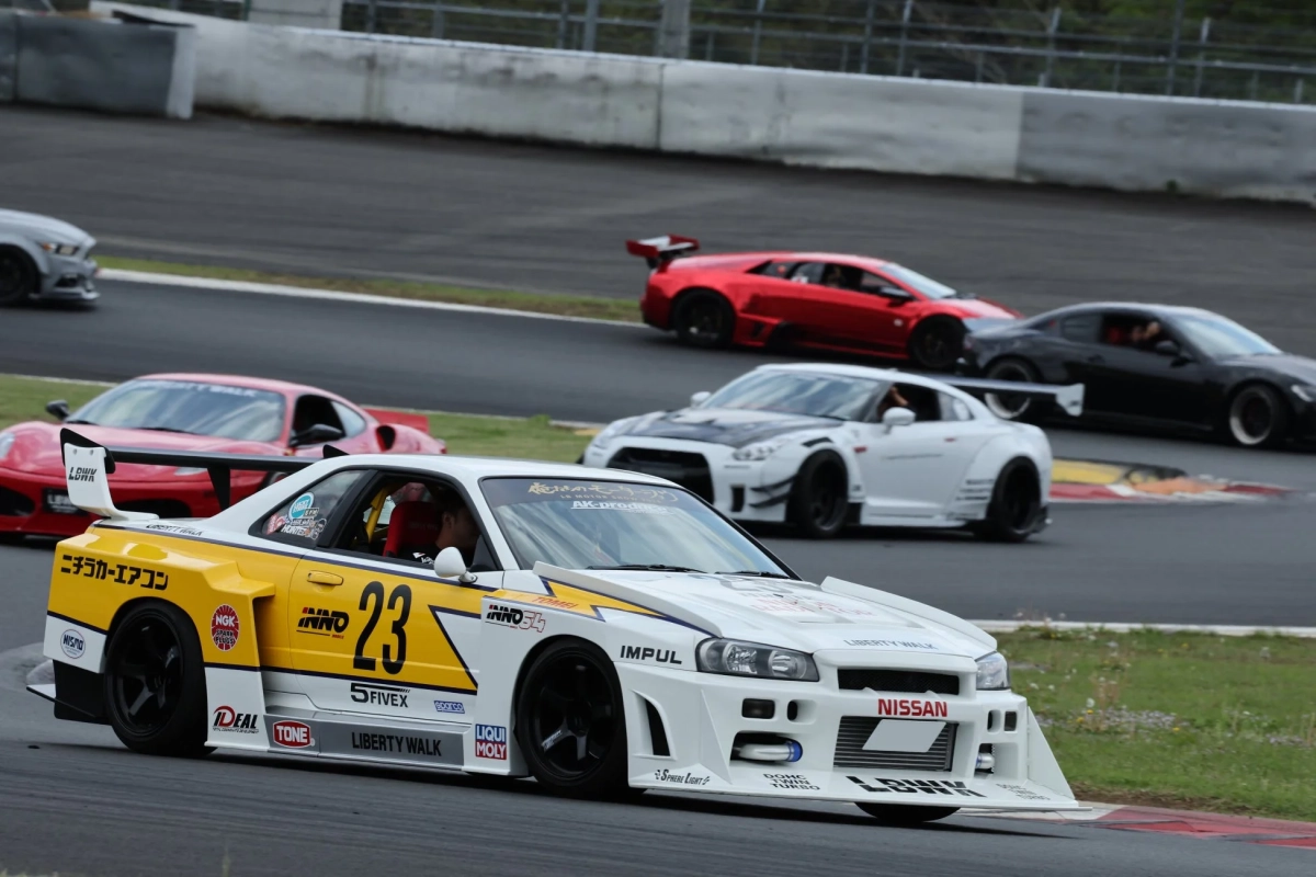 カスタムされたスポーツカーの走行風景