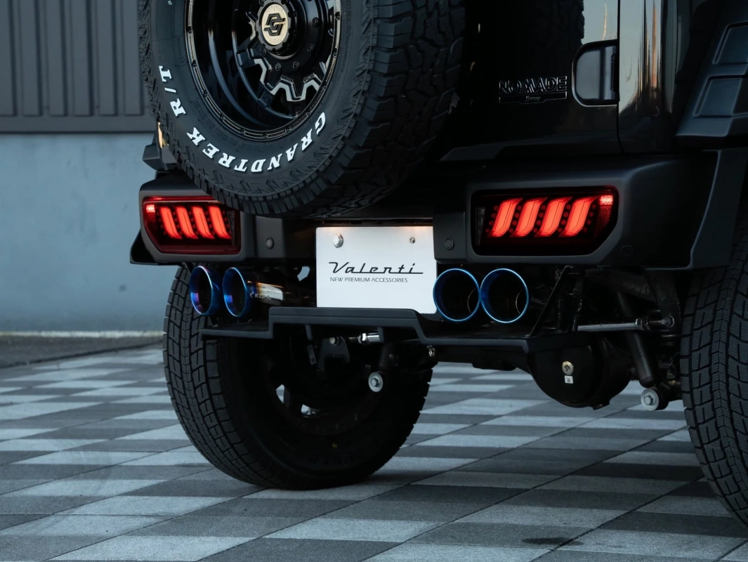 カスタムされたSUVのリアビュー