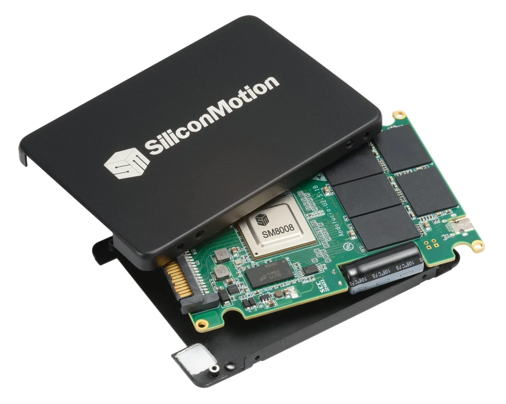 SM8008を搭載したSSD基板