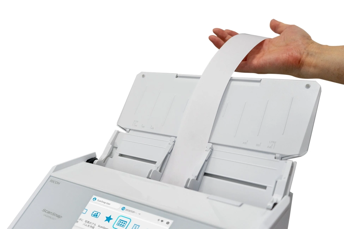 RICOH ScanSnapドキュメントスキャナーに細長い紙を給紙している様子。ディスプレイには操作画面が表示され、様々な用紙サイズに対応していることがわかる。