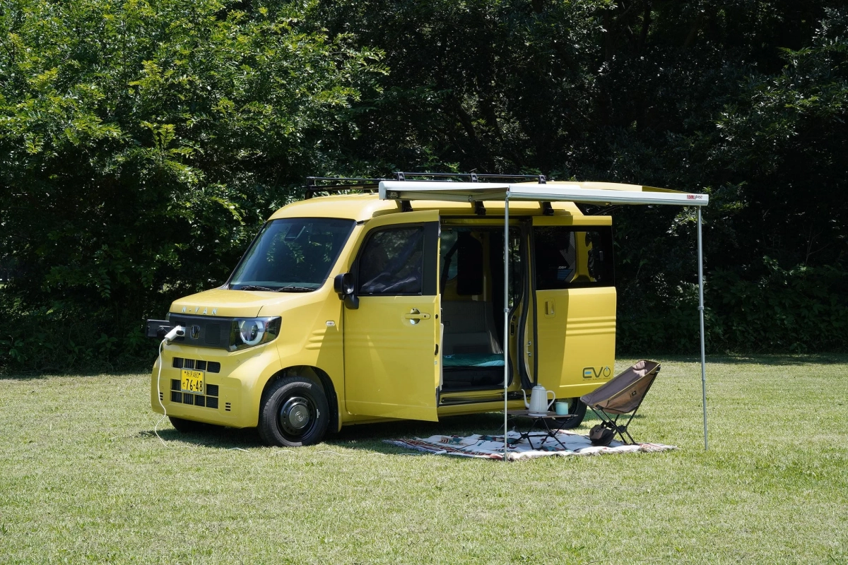 N-VAN e:のキャンプシーン