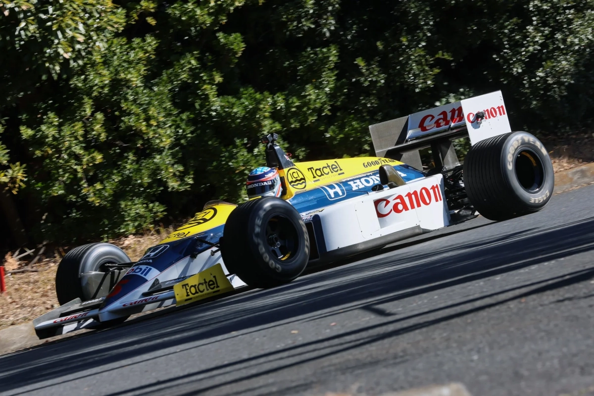 F1カーの走行風景