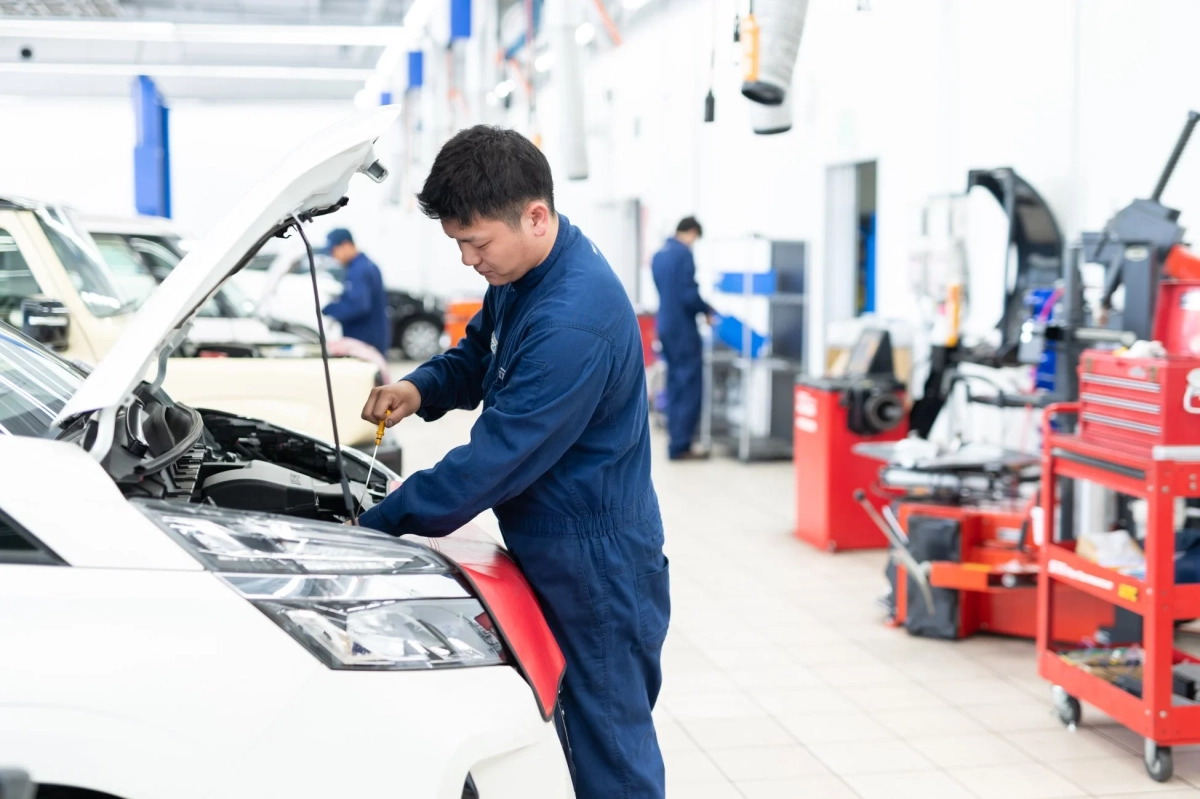 整備士がエンジンルームを点検する様子