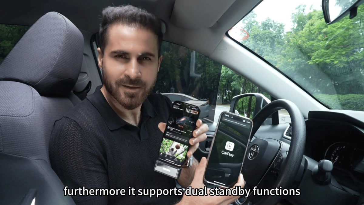 車内でスマートフォンを持つ男性とCarPlay画面