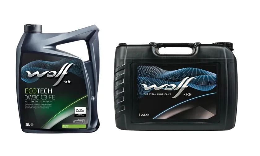 Wolfブランドのエンジンオイル2種類が白背景に置かれています。左は5リットルのECOTECH OW30 C3 FE、右は20リットルのTHE VITAL LUBRICANTです。これらはフルシンセティックモーターオイルで、WRC公式パートナーの製品です。